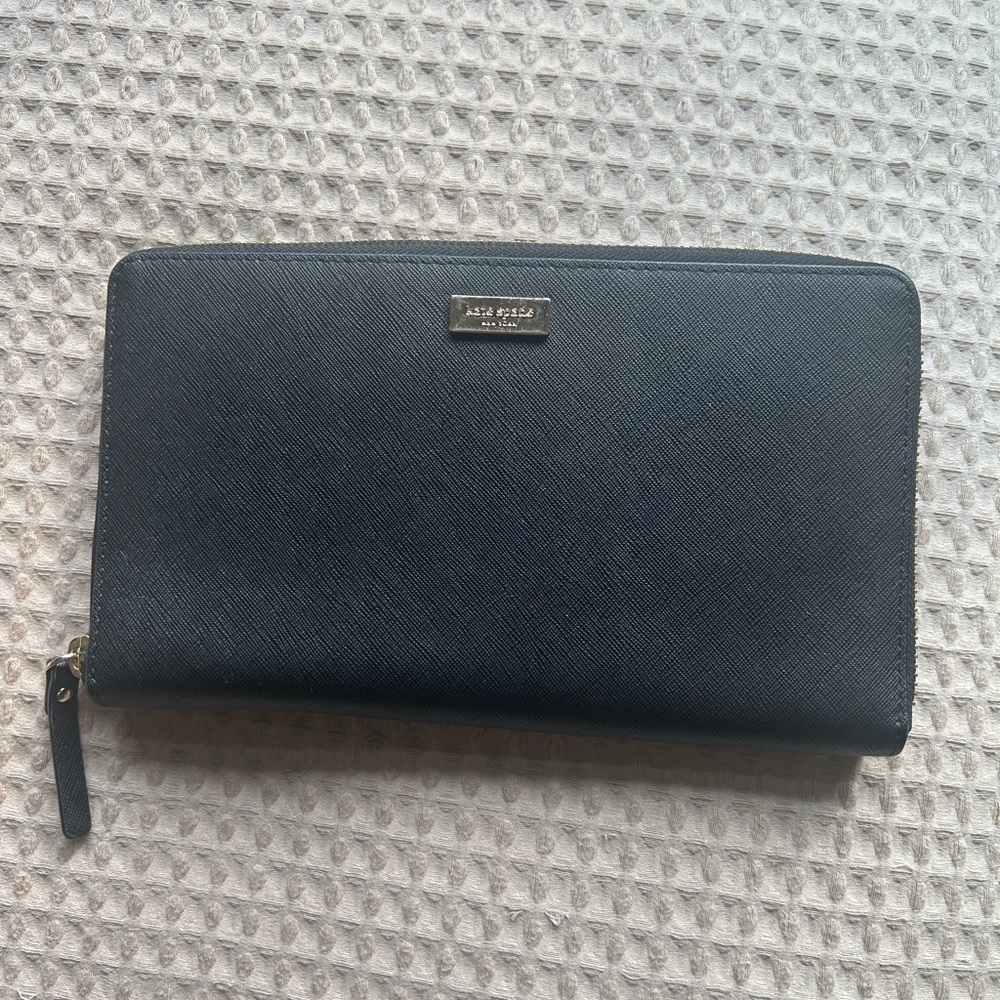 Laurel Way Kaden Black Zip-Around Wallet